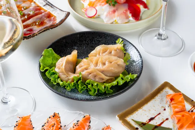Gyoza serviti con insalata
