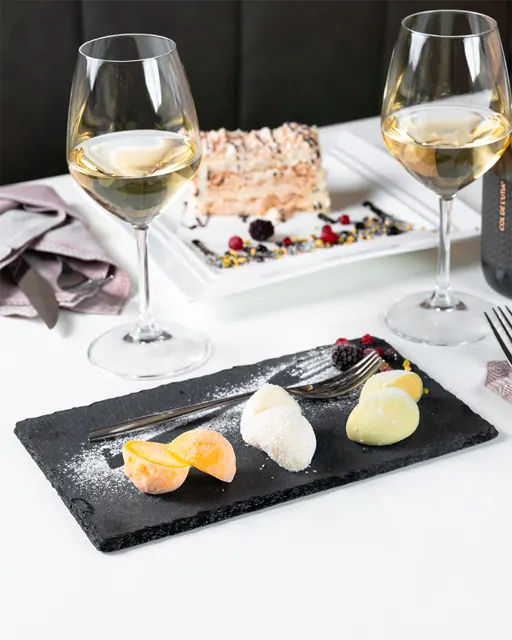 Nigiri e calici di vino bianco
