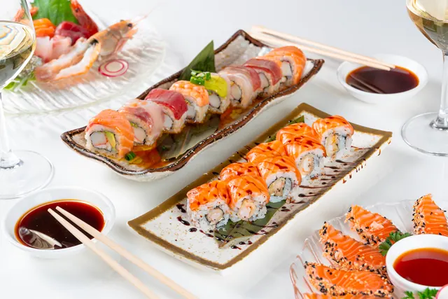 Uramaki assortiti con bacchette e salsa di soia